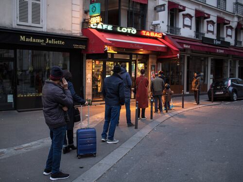 Parigi come Milano. Strade vuote, treni pieni Il premier: serve rigore