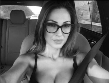 Anna Tatangelo, seno strizzato e nudo integrale 16