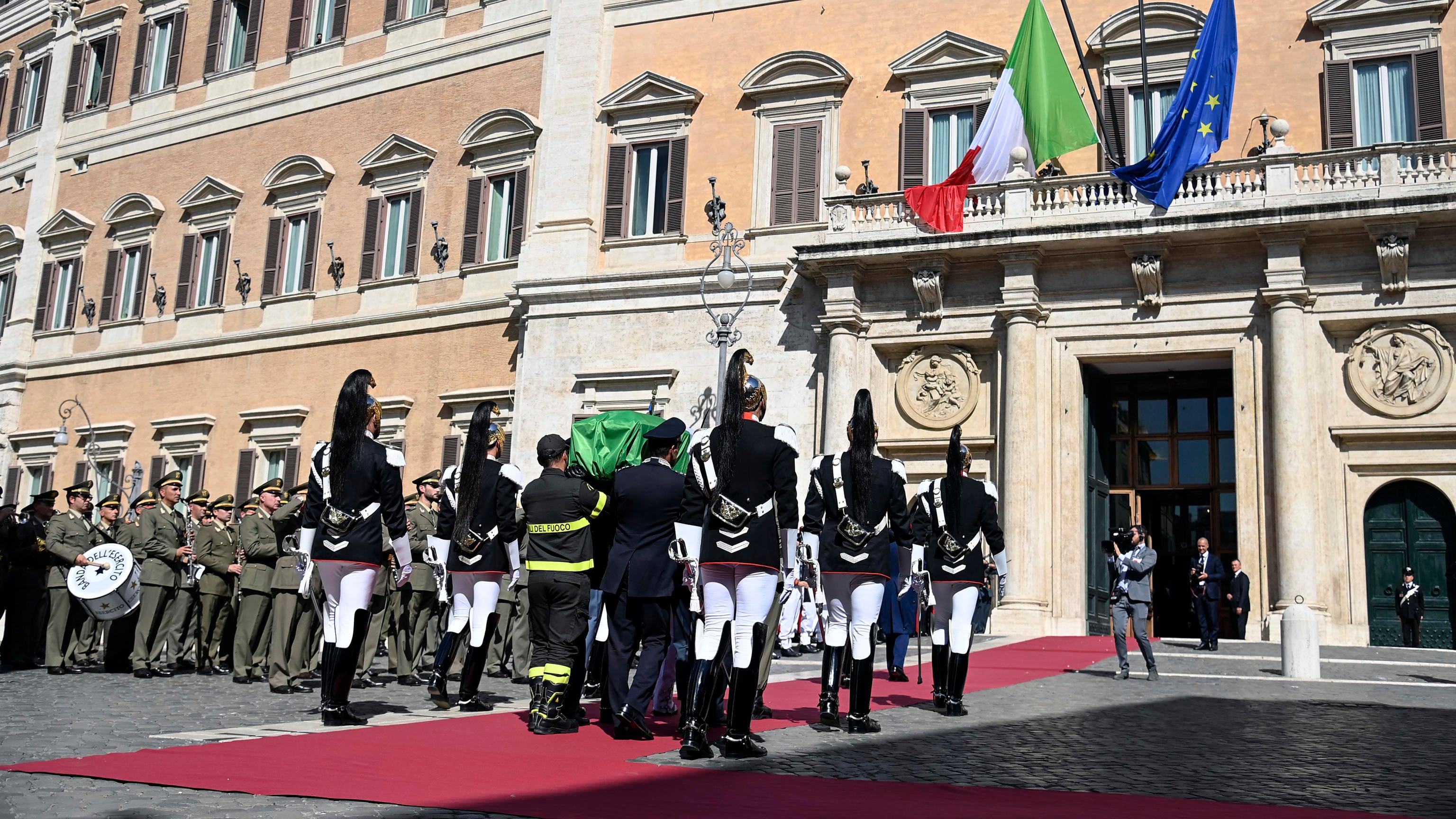 Napolitano, i funerali a Montecitorio. Il figlio: "Ha sostenuto buone battaglie e cause sbagliate"