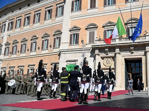 Napolitano, i funerali a Montecitorio. Il figlio: "Ha sostenuto buone battaglie e cause sbagliate"