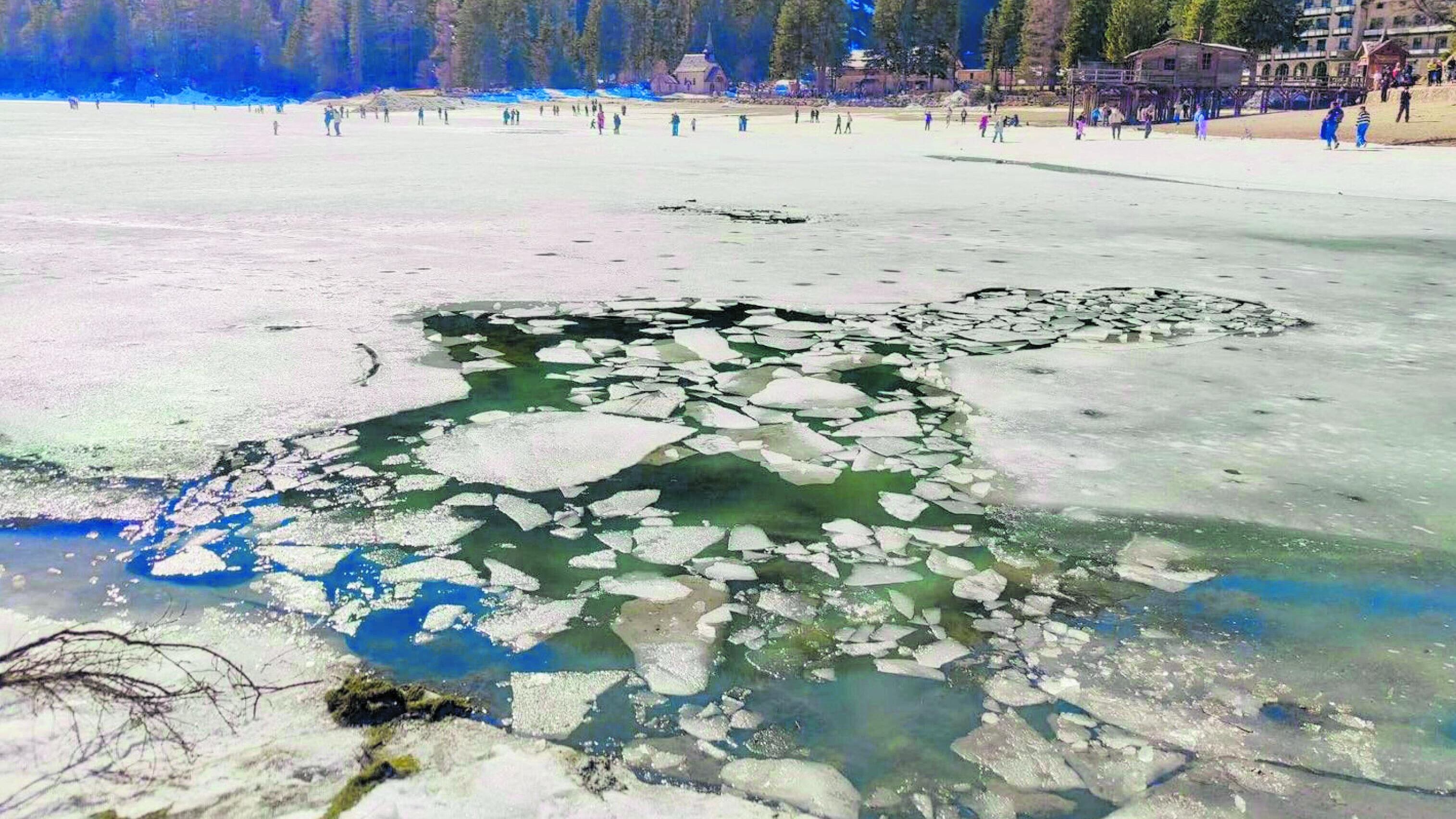 Cede il ghiaccio del lago, cinque persone in acqua