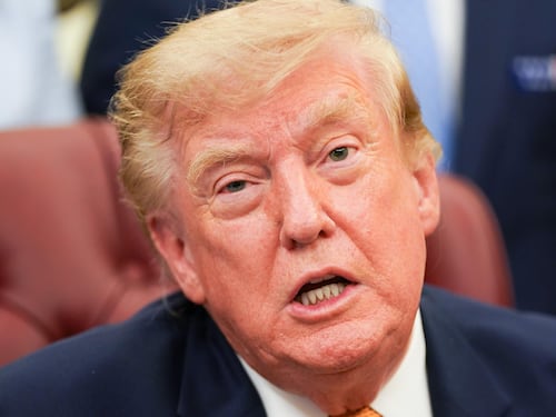 Attacco o negoziati, il bivio Iran. Trump: “Oggi riapra Hormuz”