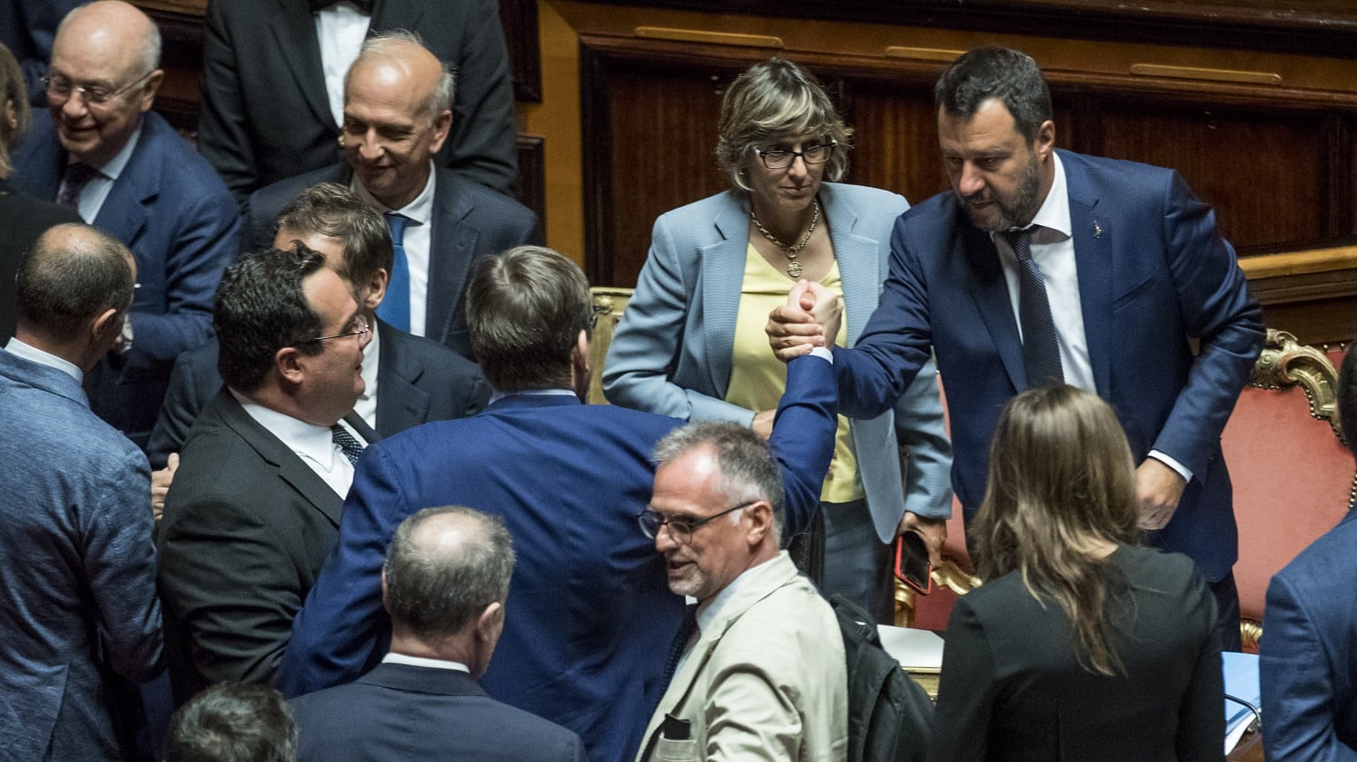 "Non allontanatevi per le ferie". È giallo sull'sms di Salvini ai suoi