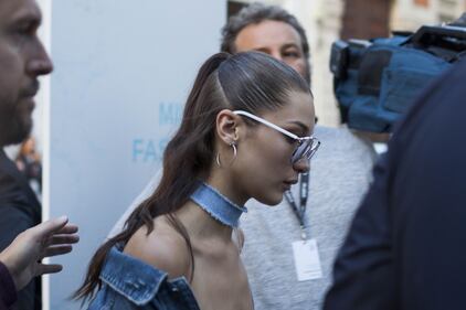 Gigi Hadid a seno nudo per Fendi 25