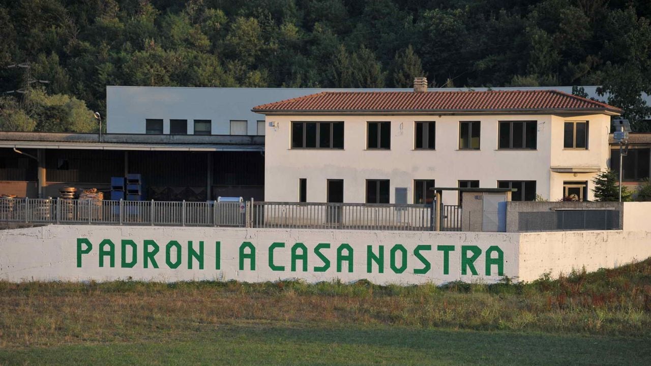 Raduno "napoletano" a Pontida e scompare la scritta della Lega