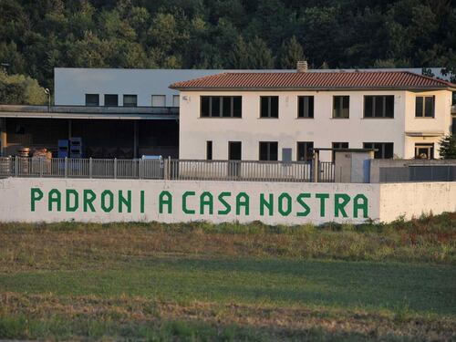 Raduno "napoletano" a Pontida e scompare la scritta della Lega