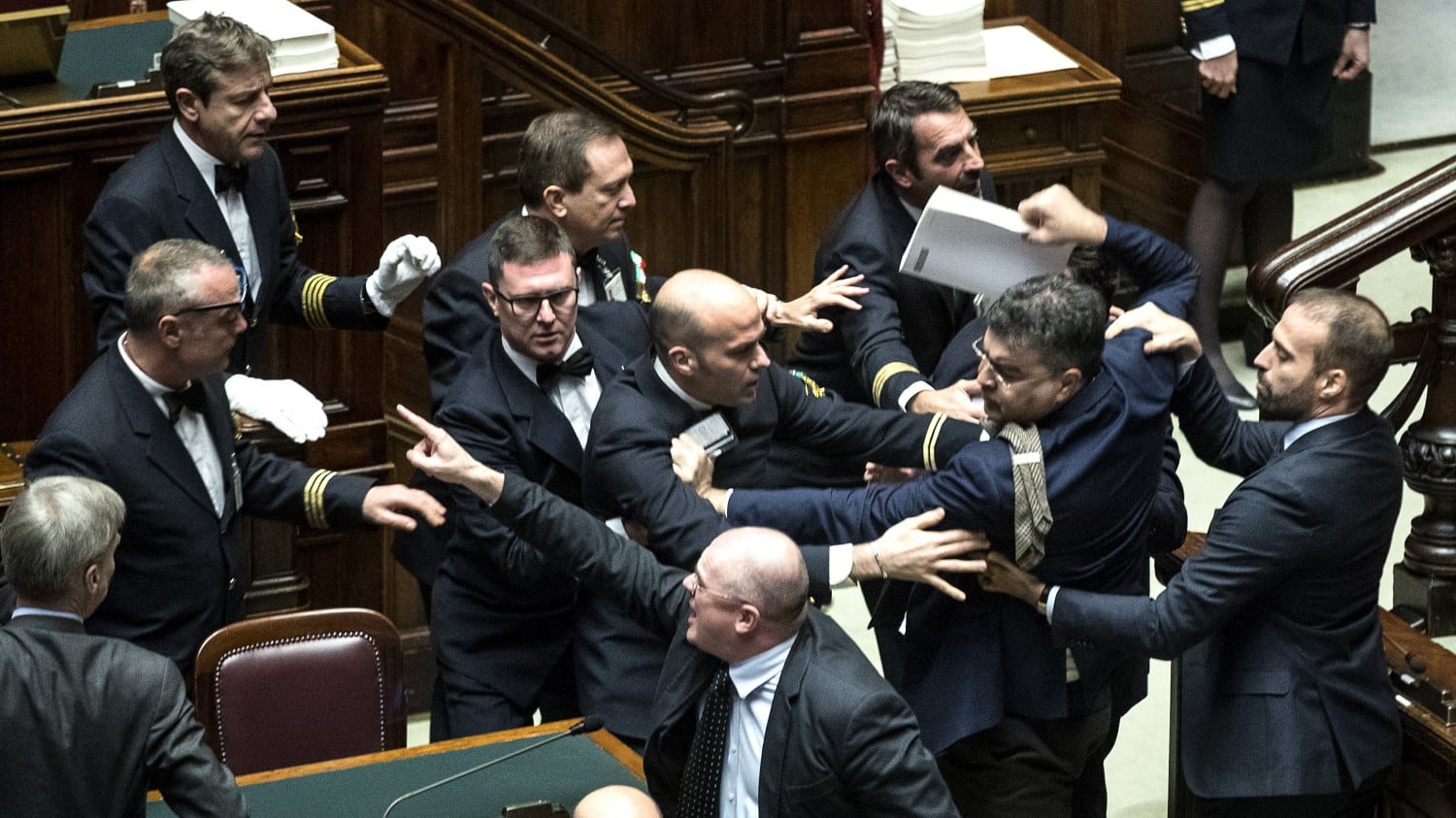 Manovra, ancora caos FI: "Salvini tradisce gli elettori." E il Pd scende in piazza