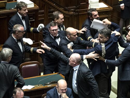 Manovra, ancora caos FI: "Salvini tradisce gli elettori." E il Pd scende in piazza