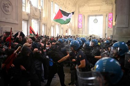 Milano, la violenza contro la polizia 7