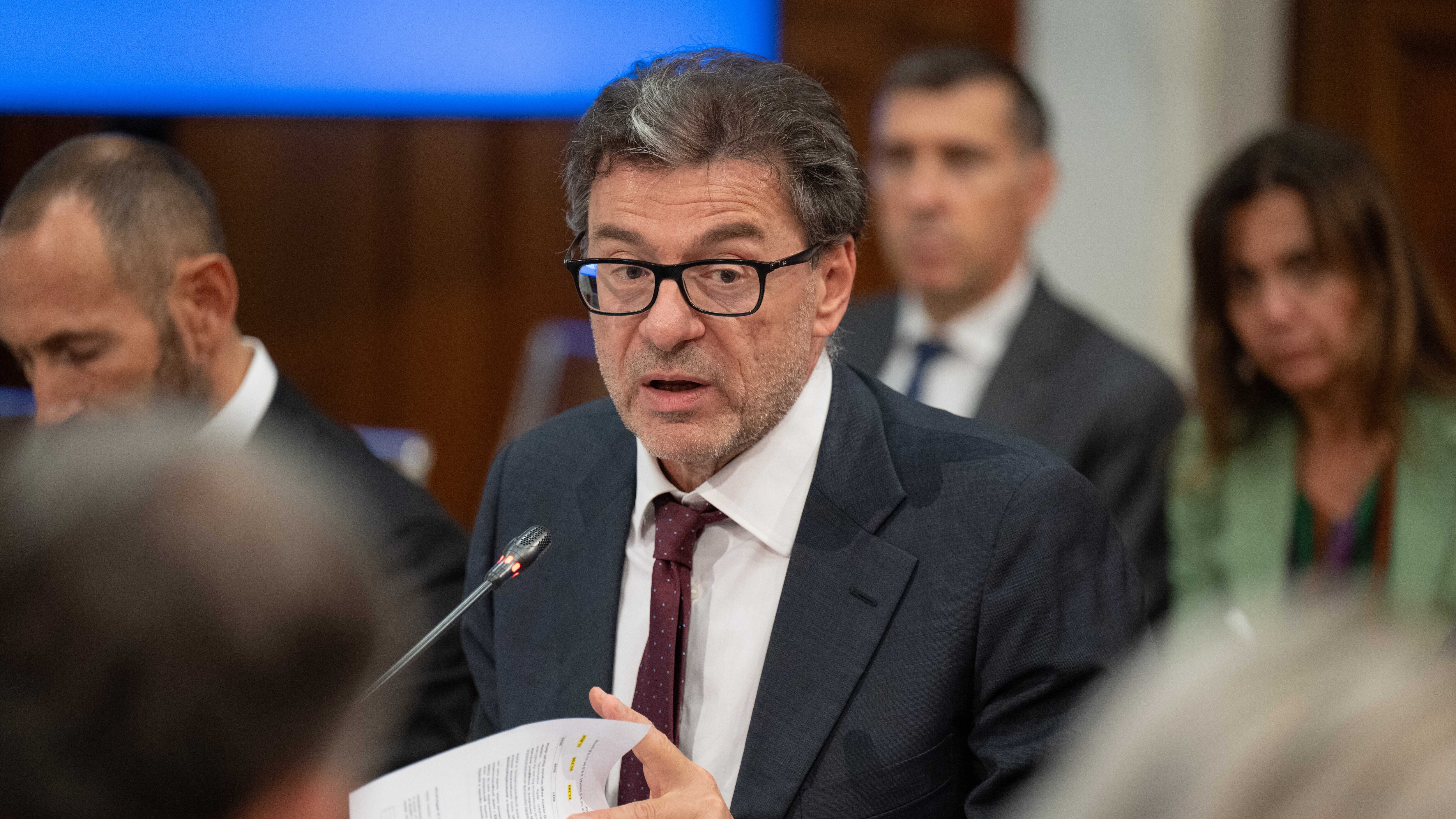 Aiuti a redditi medio-bassi, tagli e confronto con le banche: la manovra arriva in Cdm