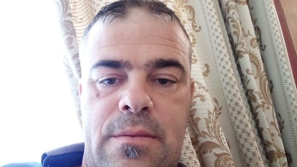 Uomo arso vivo nella sua auto: in cella moglie, amante e figlio