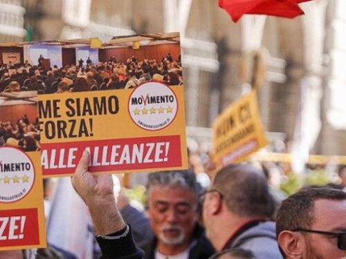 "Basta con queste alleanze": la piazza processa i 5 Stelle