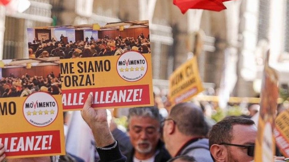 "Basta con queste alleanze": la piazza processa i 5 Stelle