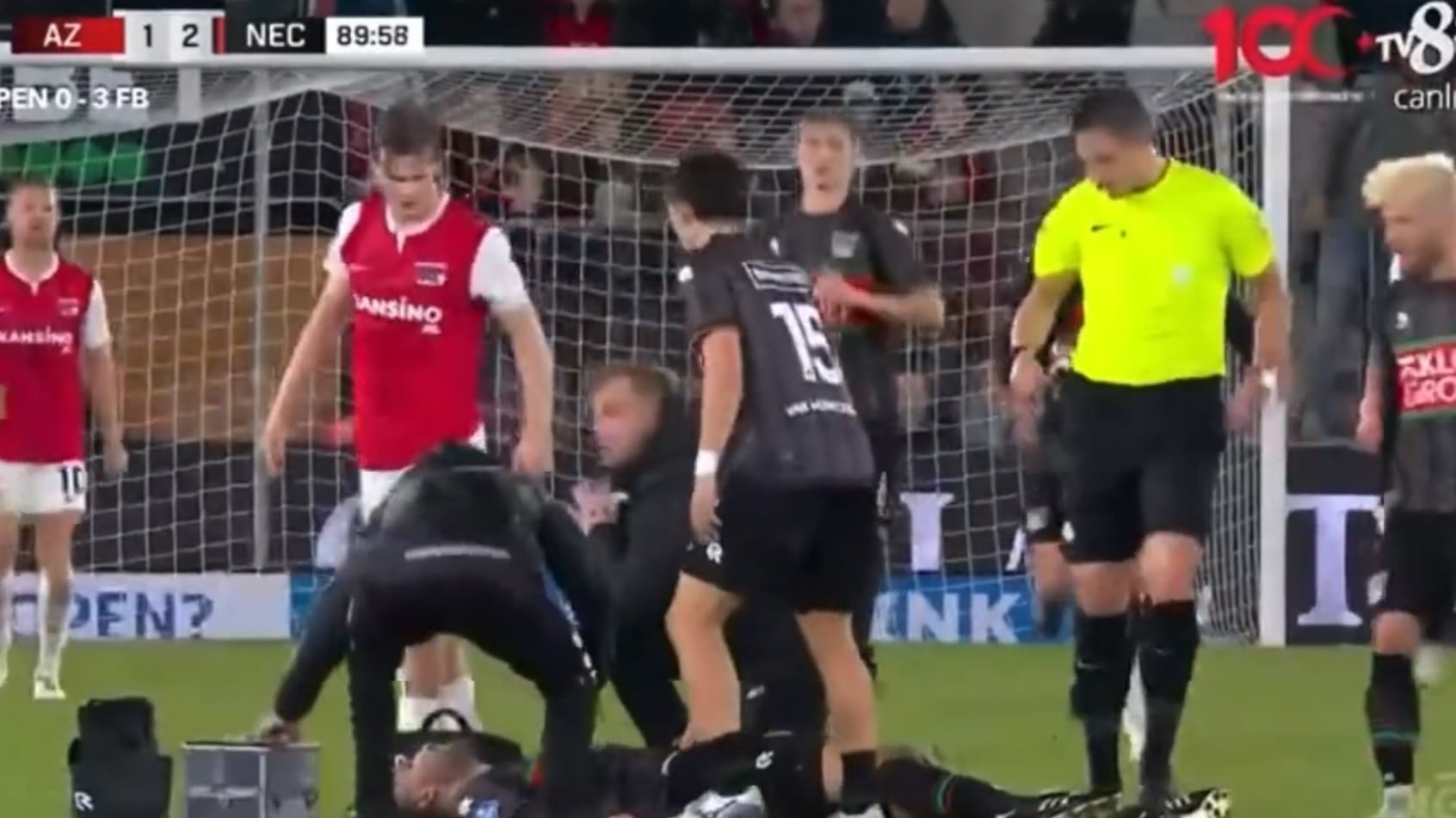 Il malore improvviso, poi il calciatore si accascia in campo: paura nei Paesi Bassi