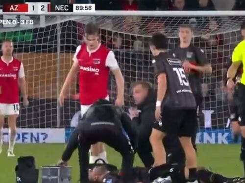 Il malore improvviso, poi il calciatore si accascia in campo: paura nei Paesi Bassi