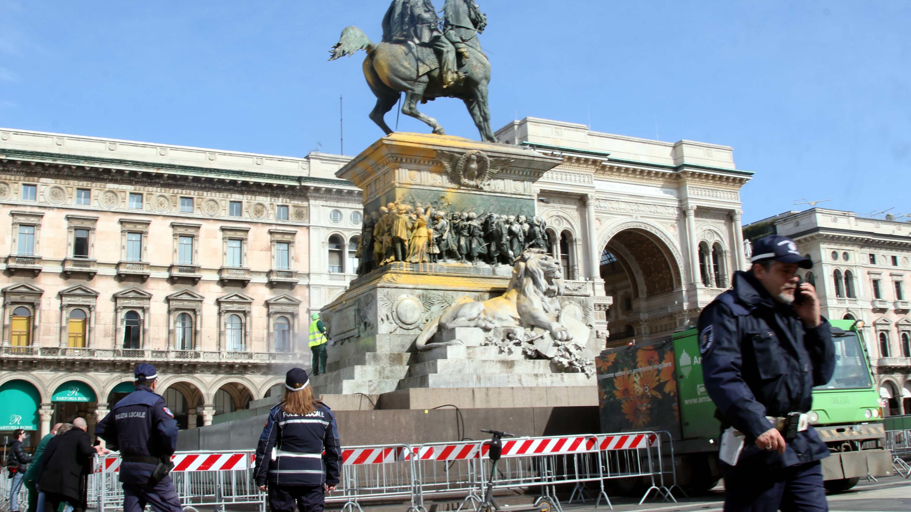 I cattivi maestri degli ecovandali: il prof che firma il gesto al Duomo