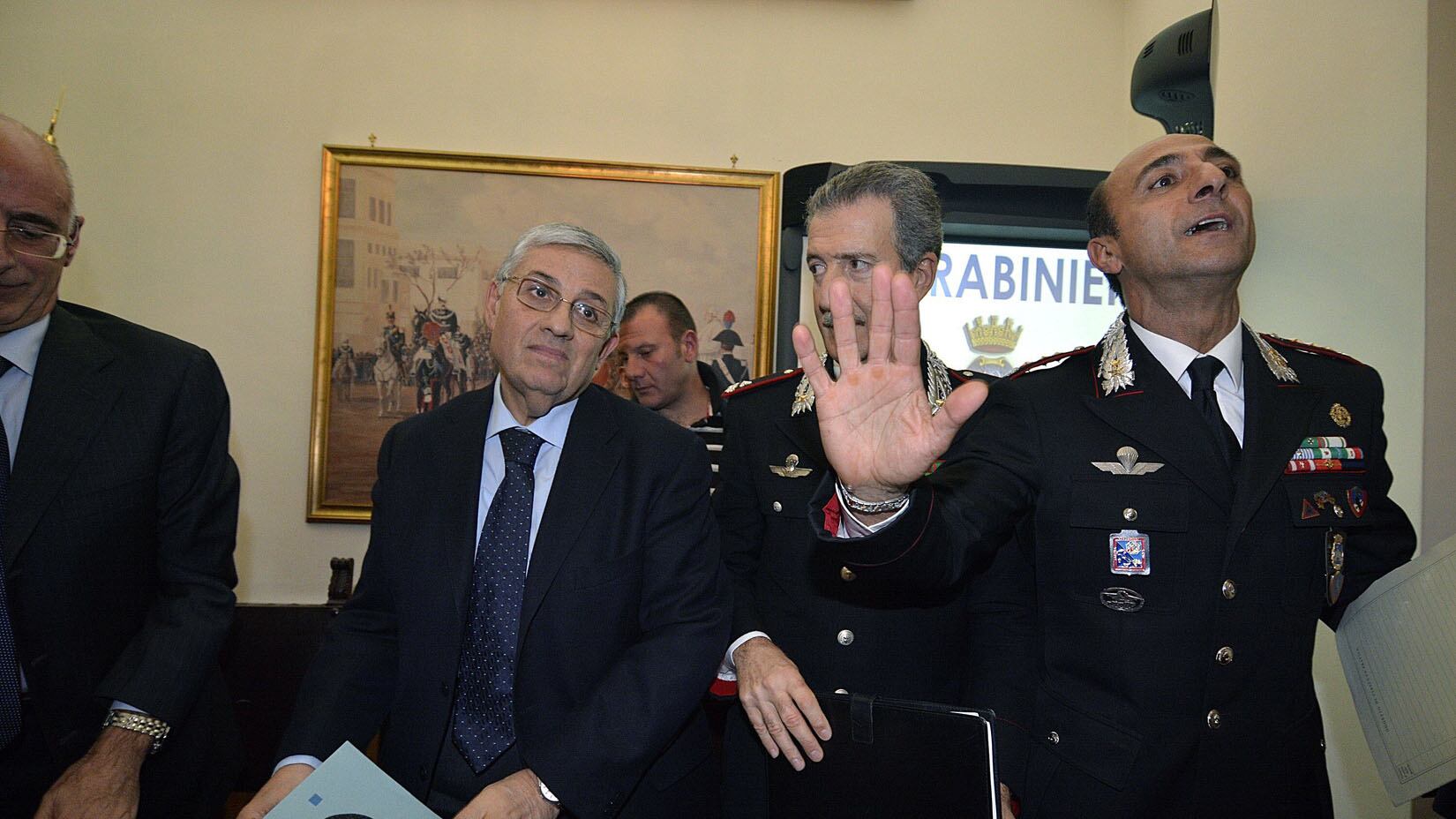 "Bustoni di soldi a tutti, anche a Rifondazione"