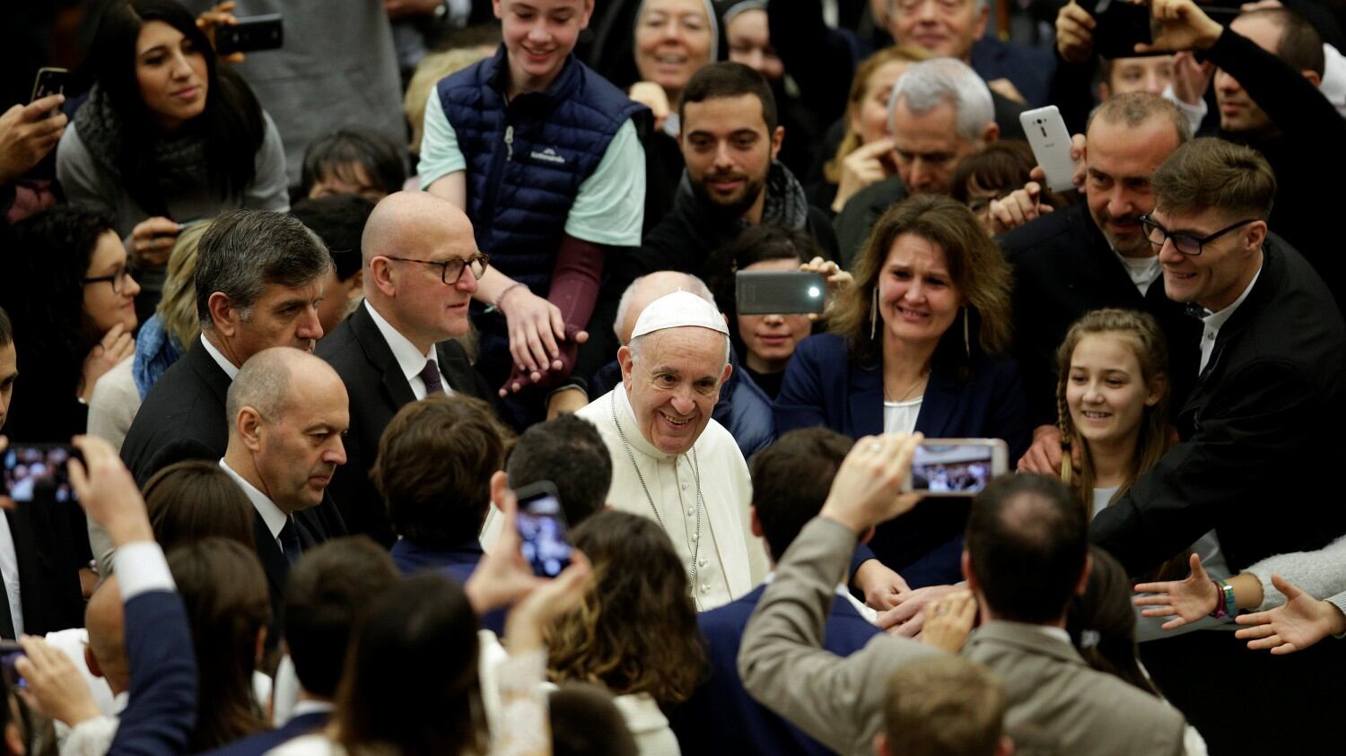 Papa Francesco: "Stanno snaturando il Natale per un falso rispetto di chi non è cristiano"