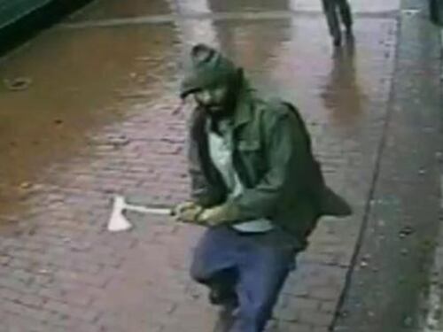 New York, armato di accetta ferisce due agenti. Ucciso l'aggressore