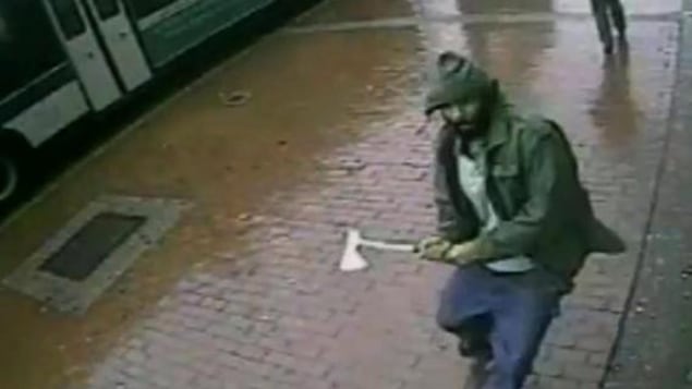 New York, armato di accetta ferisce due agenti. Ucciso l'aggressore
