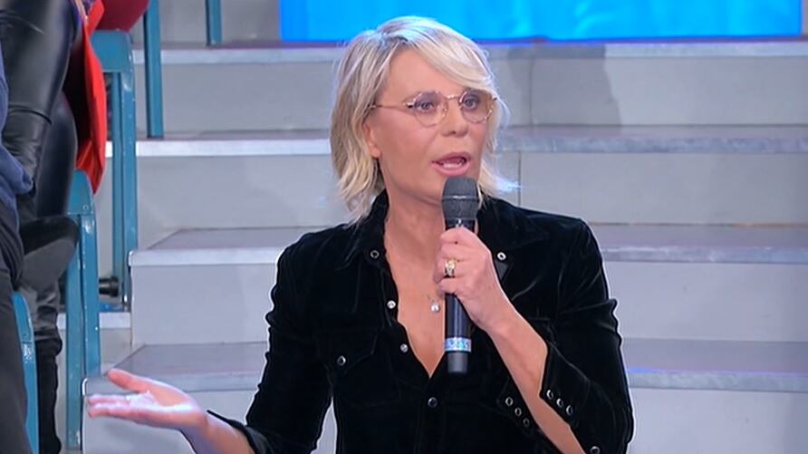 Volano schiaffi a Uomini e Donne: "Si è tolta le mutande". Scoppia la rissa
