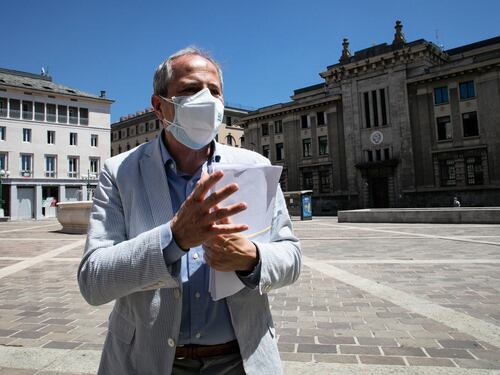 L'ultima di Crisanti: "Geolocalizzare i cittadini ogni volta che entrano in un luogo pubblico"