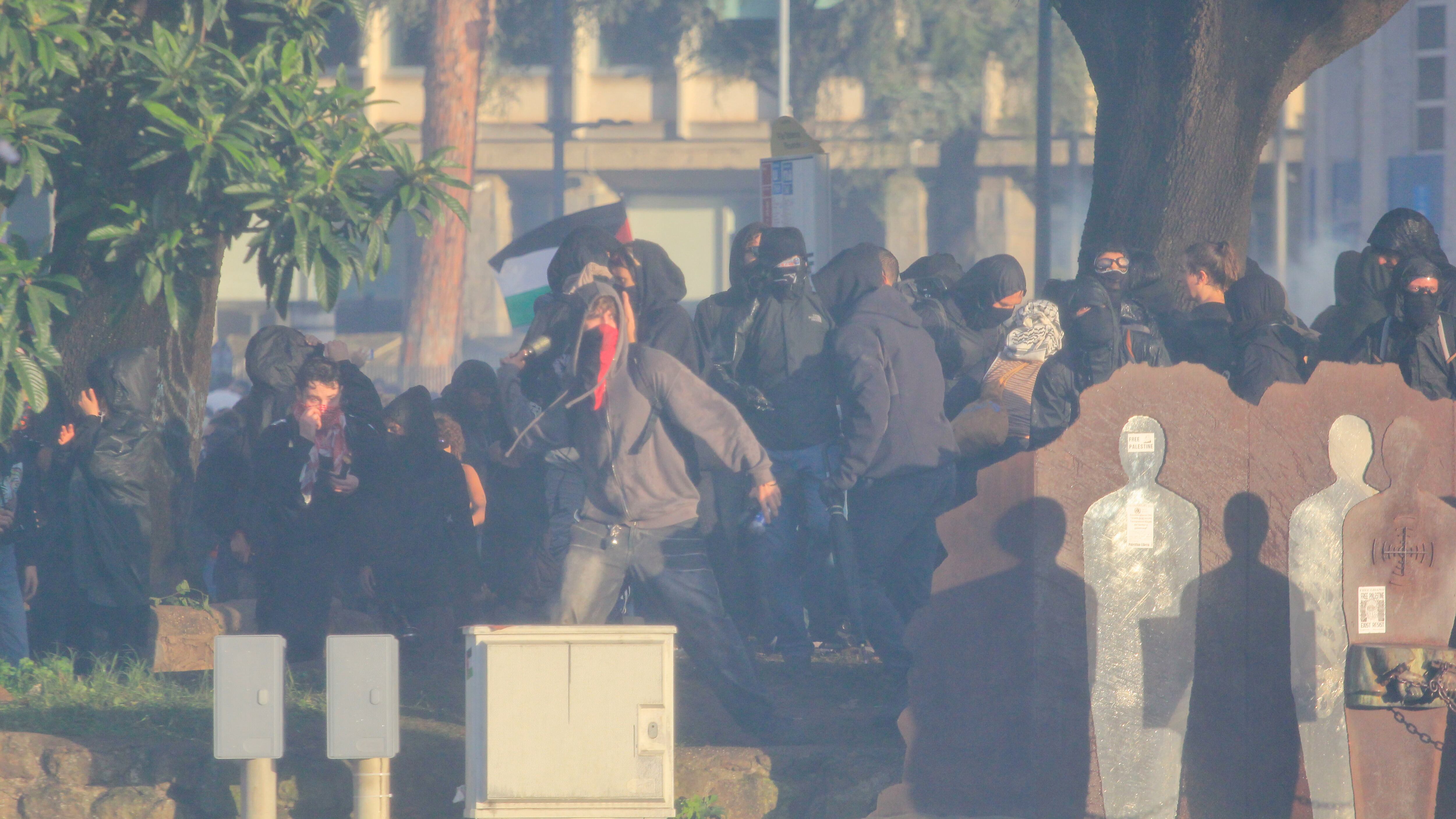Carc e centri sociali rivendicano la violenza in piazza: "Ogni corteo sia problema di ordine pubblico"