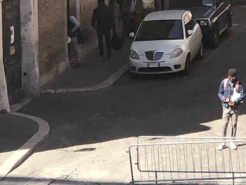 Migranti in strada nonostante i divieti del governo