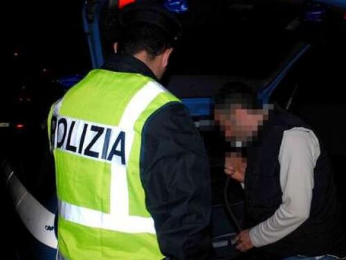 Firenze, guidatore ubriaco confessa agli agenti di aver bevuto più di un litro di vino: denunciato