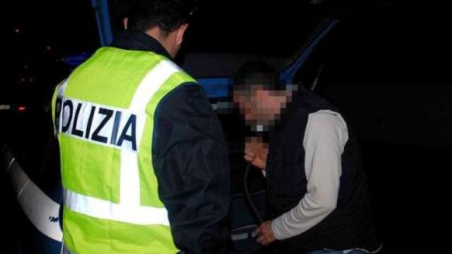 Firenze, guidatore ubriaco confessa agli agenti di aver bevuto più di un litro di vino: denunciato