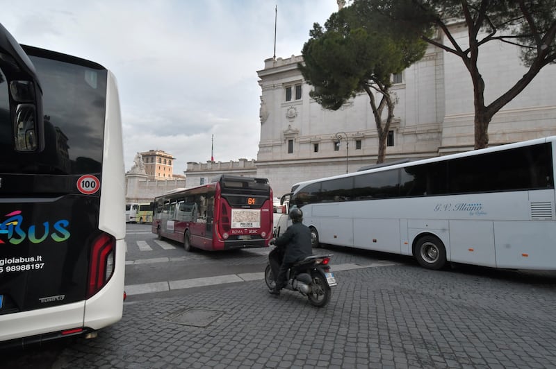 I bus turistici bloccano piazza Venezia 3