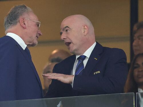 Infantino incensa i Mondiali e minimizza i diritti negati: "Pensiamo al calcio"