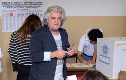 Grillo va a votare al seggio di Sant'Ilario 2