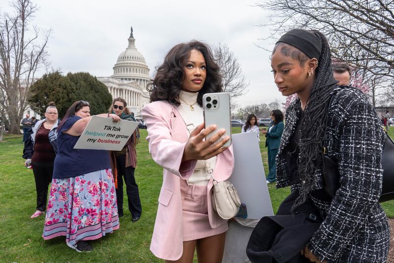 Le proteste dei tiktoker fuori dal Congresso Usa 4
