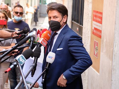 Conte sbarca in Campania. Ed è guerra con Di Maio
