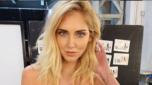 Chiara Ferragni istiga il web e si mette in topless. Bufera in rete: "Leo sarà imbarazzato"