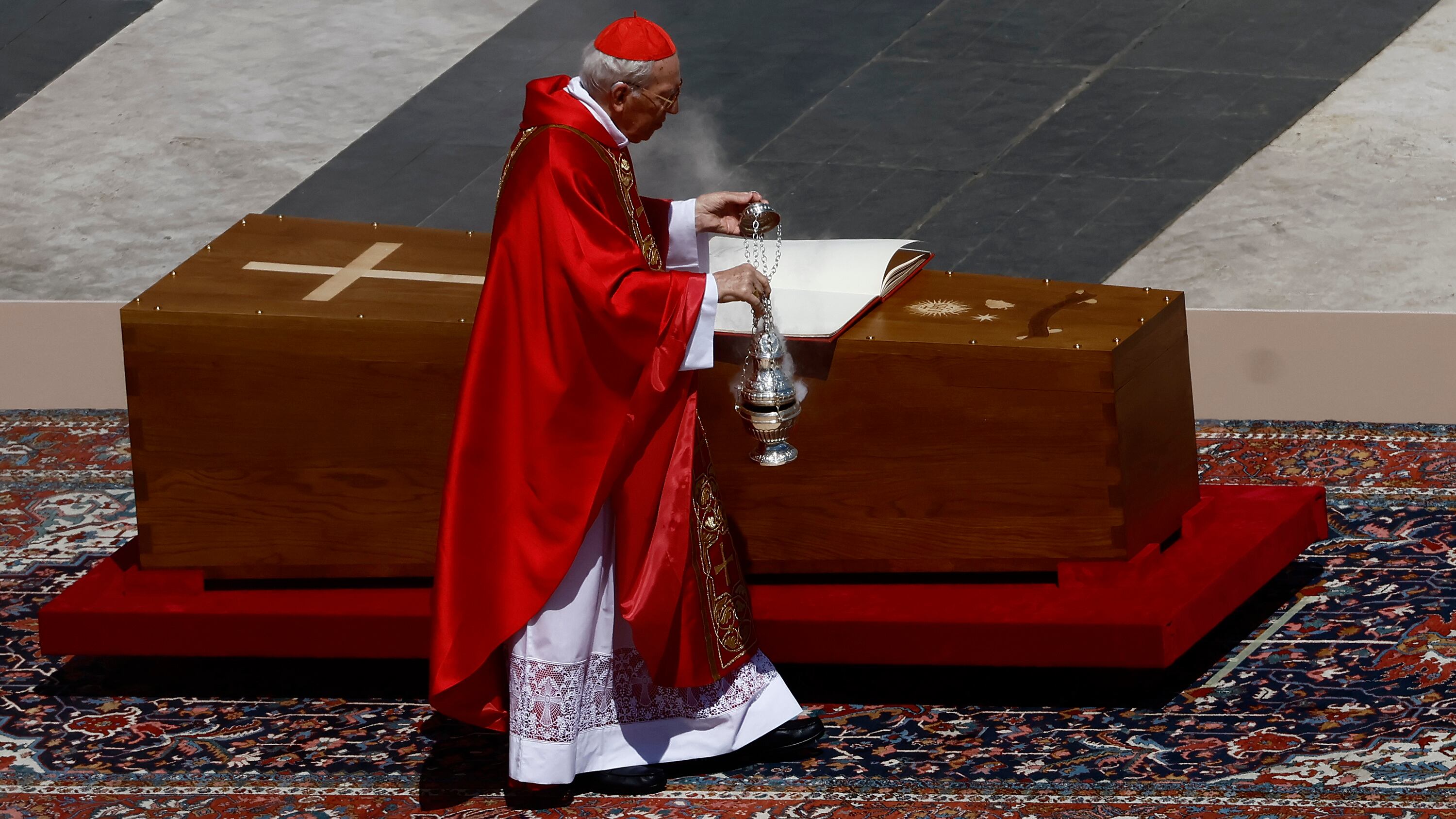 "Chiediamo a te di pregare per noi". L'omelia del cardinale Re ai funerali di Francesco
