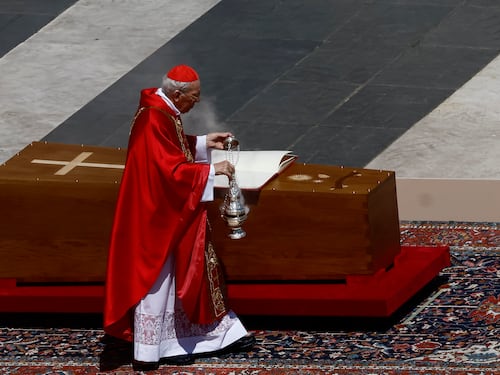 "Chiediamo a te di pregare per noi". L'omelia del cardinale Re ai funerali di Francesco