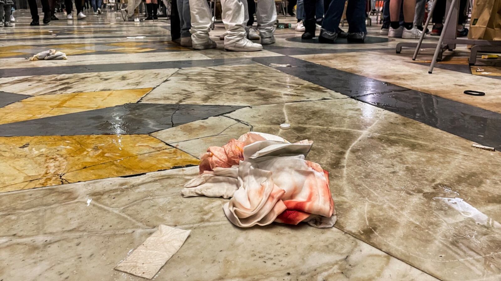 Parla con la ex di un bullo: 17enne viene accoltellato