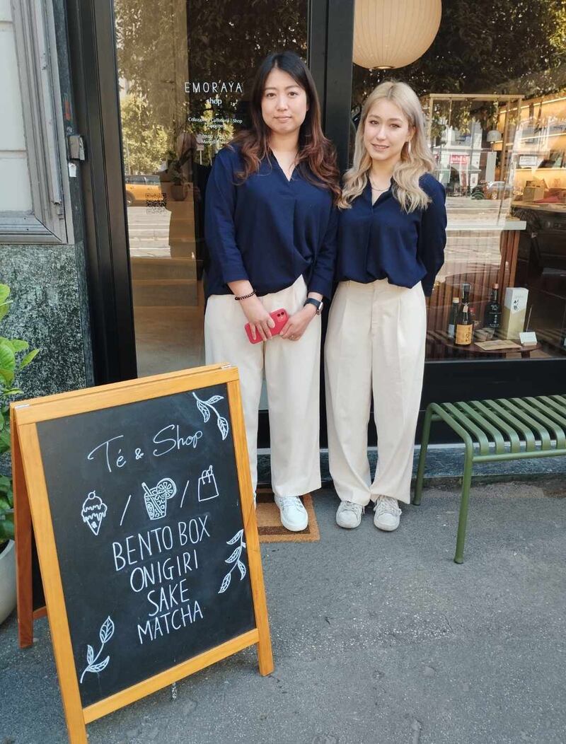 Emoraya, Yuko e Elena davanti al locale