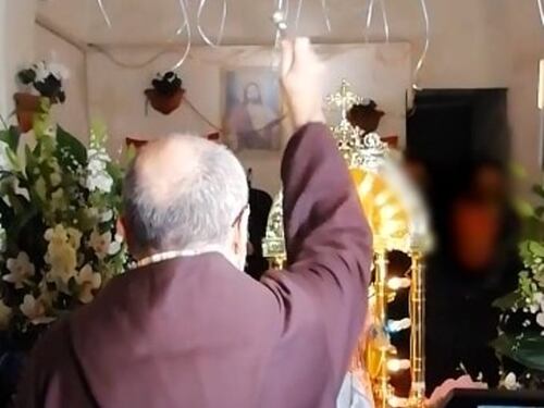 Il prete benedice la festa del clan vietata dal sindaco