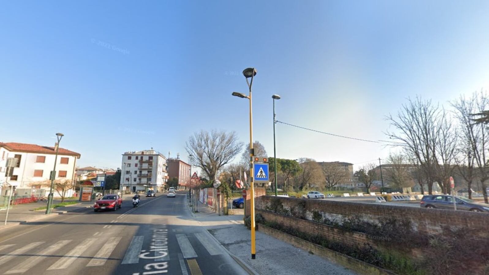 Mestre, chiede all'auto di rallentare e viene pestato a sangue