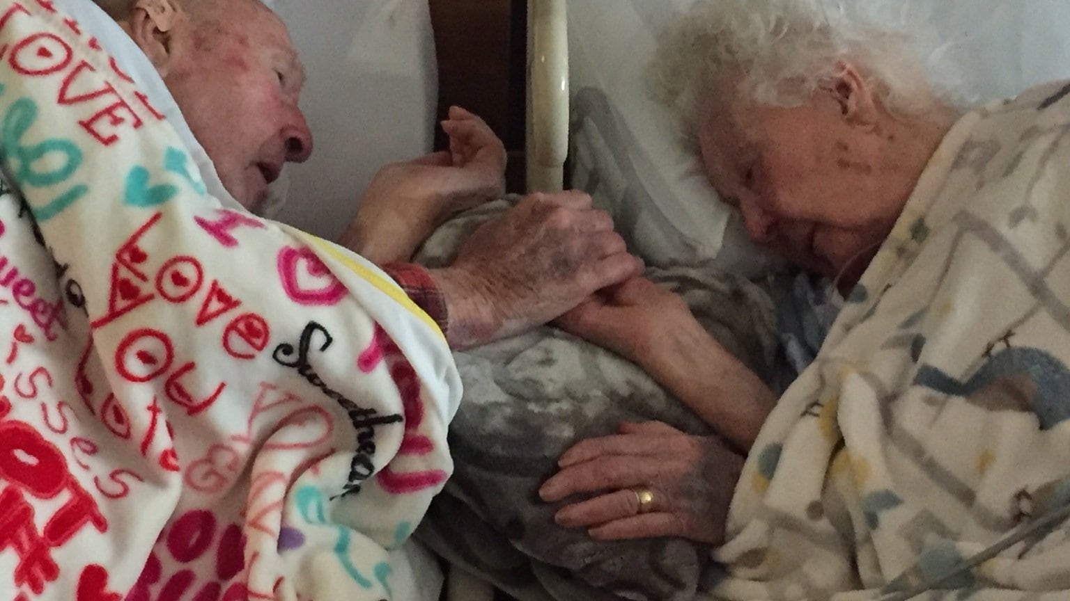 Dopo 77 anni di vita insieme neanche la morte li separa. E questa foto lo dimostra