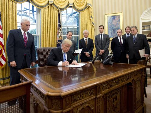 Trump firma il decreto sul muro col Messico: "Giorno di sicurezza nazionale"