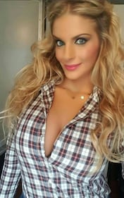 Francesca Cipriani topless con l'albero di Natale 16