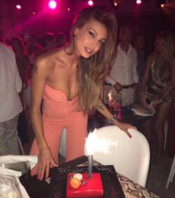 Cristina Buccino hot, vacanze in bikini 10