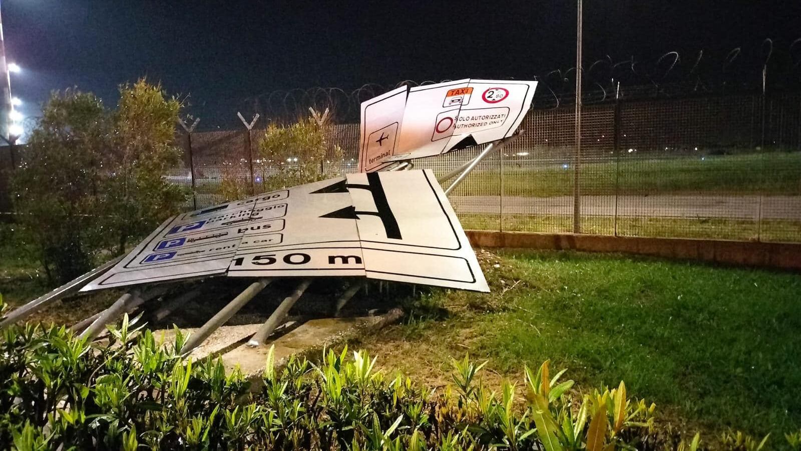 Paura all'aeroporto di Trapani: violento tornado sradica alberi e segnaletica