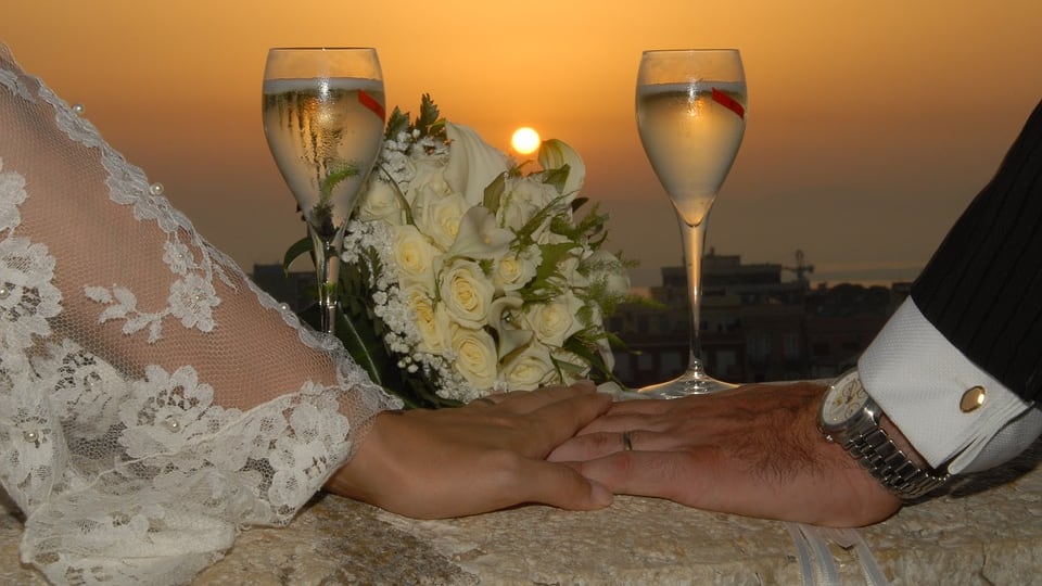 Napoli, invitano tutti gli immigrati al loro "matrimonio antirazzista"