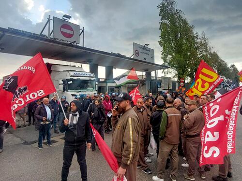 Salerno, corteo anti Israele blocca l'ingresso del porto: "Stop genocidio"