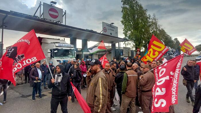 Salerno, corteo anti Israele blocca l'ingresso del porto: "Stop genocidio"